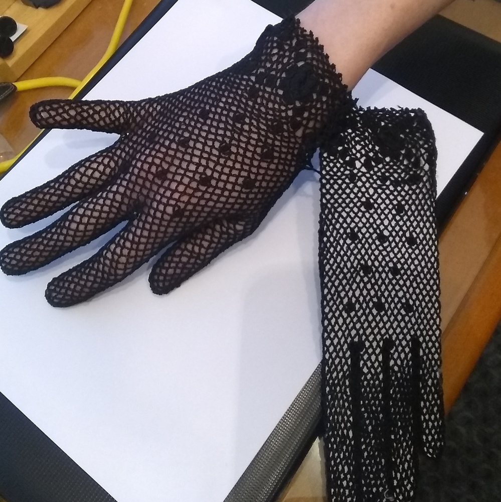 Black Fishnet Gloves - Picture 3 of 5